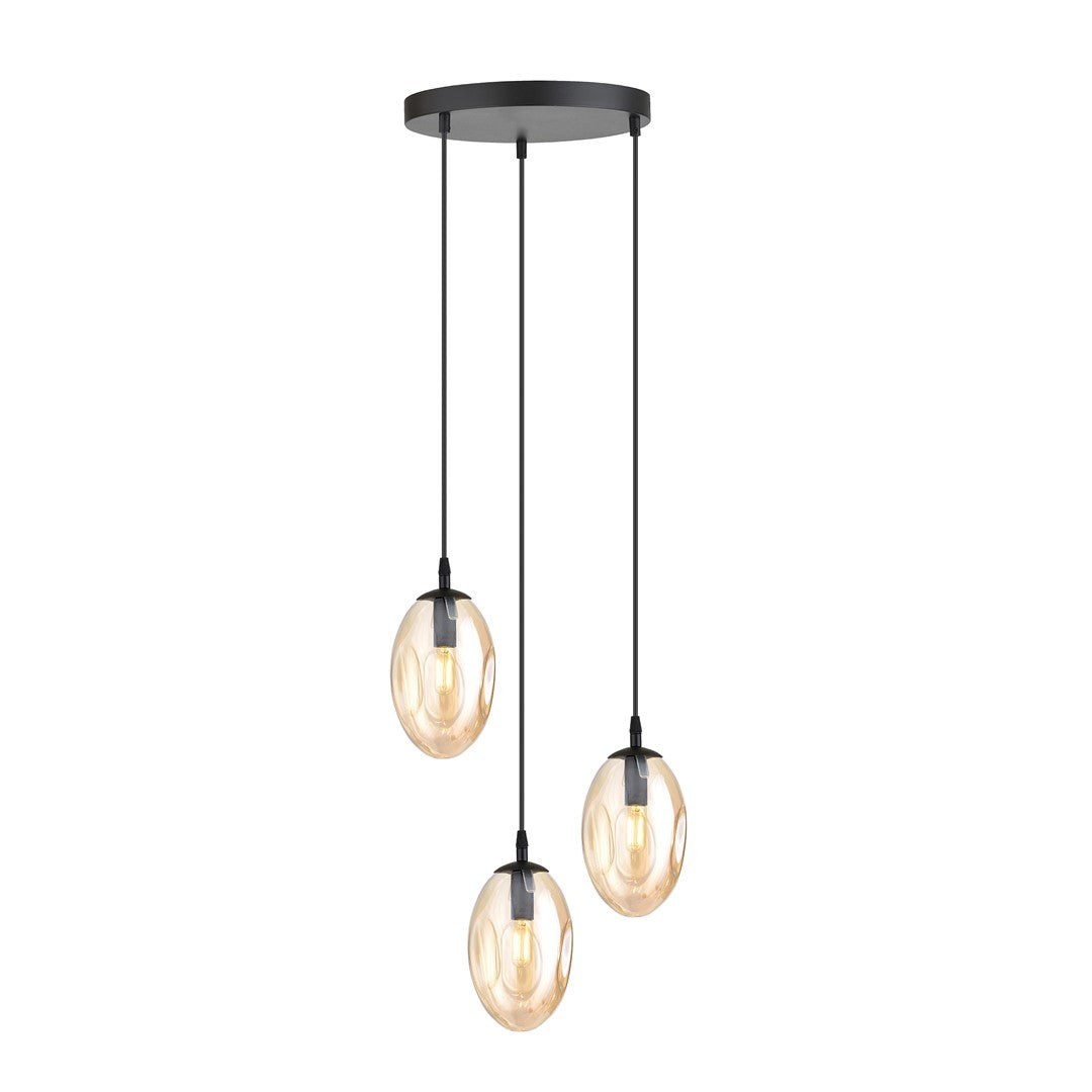 Zwarte hanglamp met drie ovale amberkleurige glazen kappen aan dunne snoeren onder een ronde plafondplaat