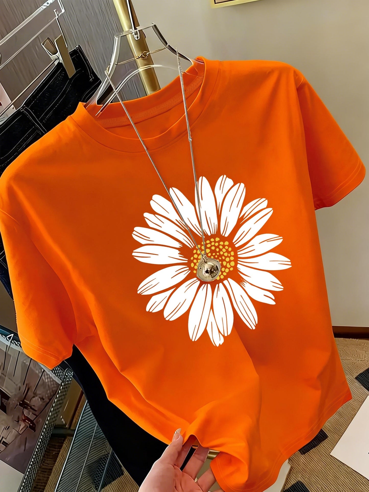 Women's T-Shirt with Daisy Print – Casual Summer Fashion for Leisure and Everyday Wear