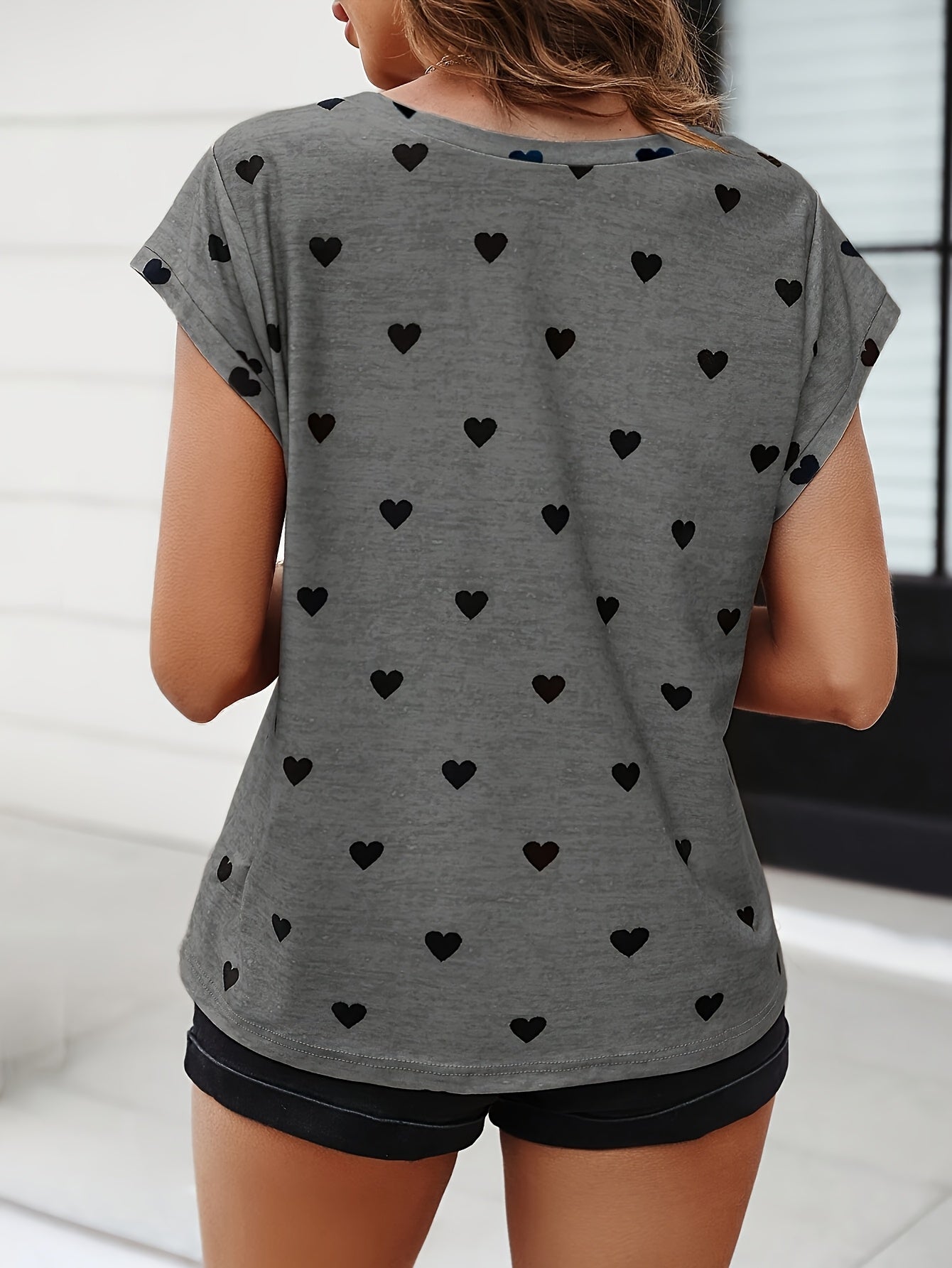Women's T-Shirt with Heart Pattern, V-Neck, Casual and Elegant for Summer