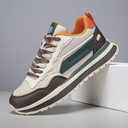 Unisex sneakers in white and black with a lugged sole