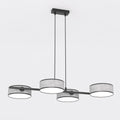 Lineaire hanglamp met vier grijze geweven cilinderkappen en zwart stalen frame, aan twee dunne ophangsnoeren