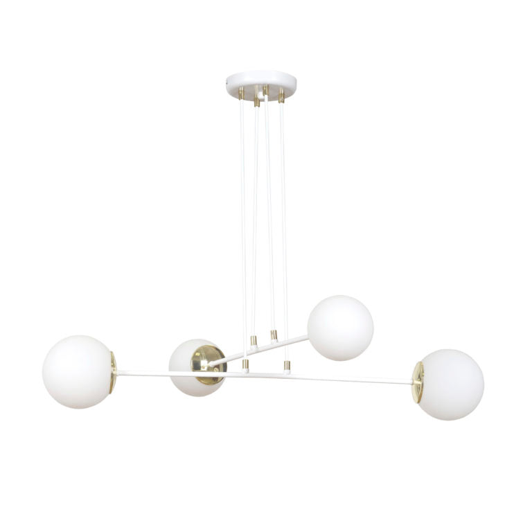 Witte hanglamp met vier matwitte glazen bollen aan dunne witte kabels en goudkleurige details