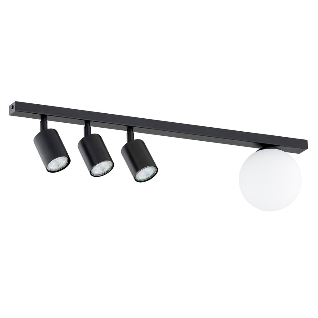 Zwarte plafondlamp met drie richtbare spots en een witte glazen bol aan een smalle zwarte balk
