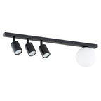 Zwarte plafondlamp met drie richtbare spots en een witte glazen bol aan een smalle zwarte balk