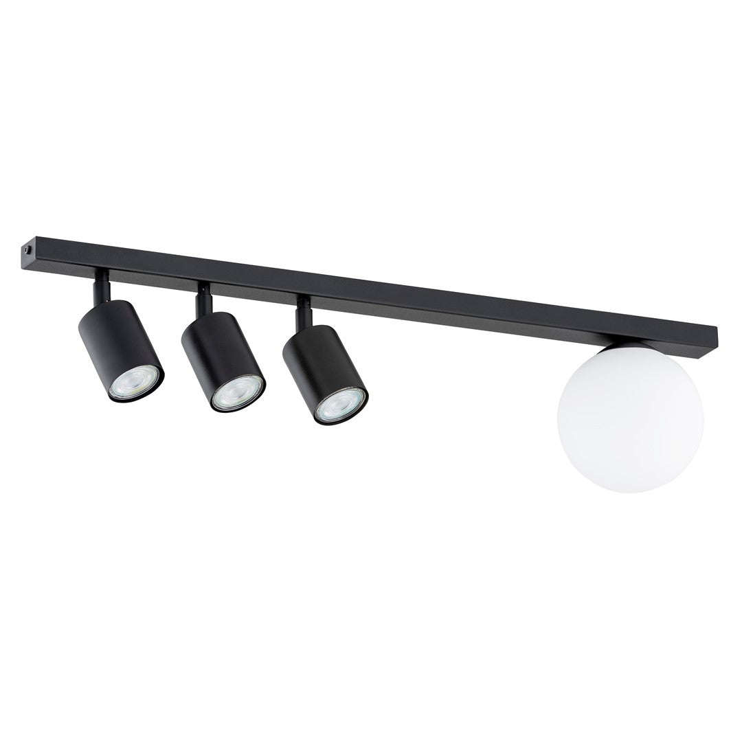Zwarte plafondlamp met drie richtbare spots en een witte glazen bol aan een smalle zwarte balk