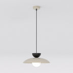 Hanglamp met beige koepelkap, zwarte halve bol en witte glazen bol aan een dunne zwarte pendel