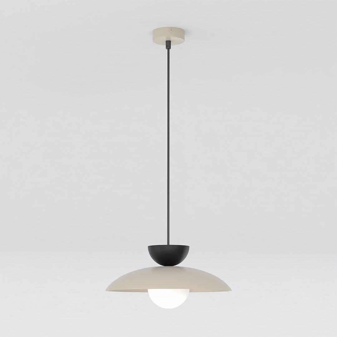 Hanglamp met beige koepelkap, zwarte halve bol en witte glazen bol aan een dunne zwarte pendel
