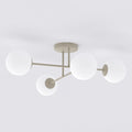 Beige plafondlamp met vier armen en witte glazen bollen tegen een lichte achtergrond
