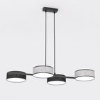 Lineaire hanglamp met vier cilindrische kappen, twee zwarte en twee grijze, aan een zwart frame met twee ophangsnoeren