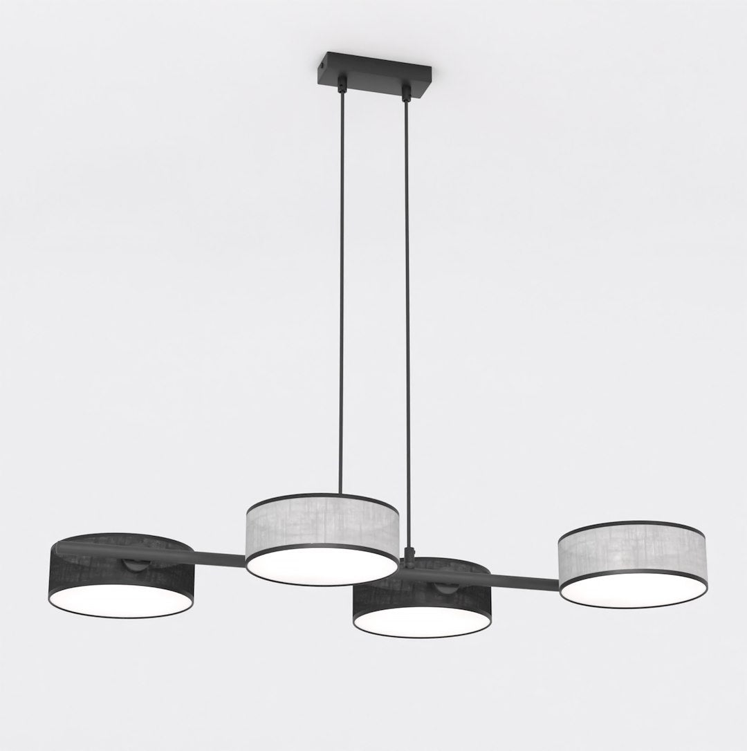 Lineaire hanglamp met vier cilindrische kappen, twee zwarte en twee grijze, aan een zwart frame met twee ophangsnoeren