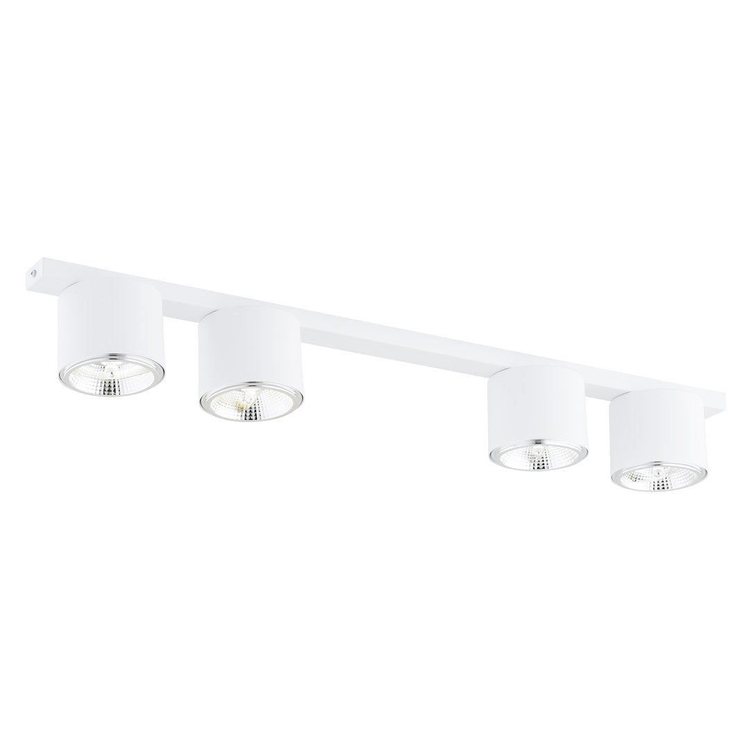 Witte plafondlamp met vier cilindrische spots op een rechte balk, met zilverkleurige reflectoren