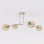 Beige plafondlamp met gebogen arm en vier bolvormige amberkleurige glazen kappen