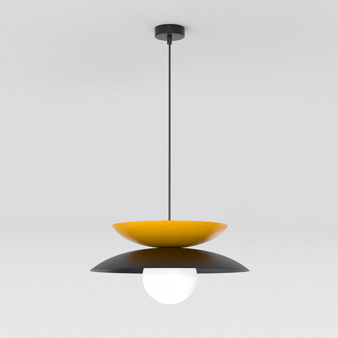 Hanglamp met zwarte en oranje stalen schijven en een witte glazen bol aan een dunne zwarte stang