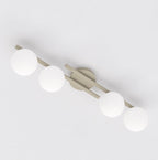 Beige plafondlamp met vier witte glazen bollen op een rechte metalen balk met ronde plafondplaat