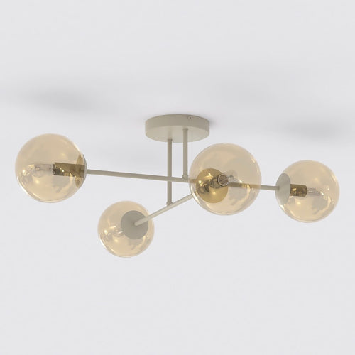Beige plafondlamp met vier armen en ronde amberkleurige glazen bollen tegen een wit plafond