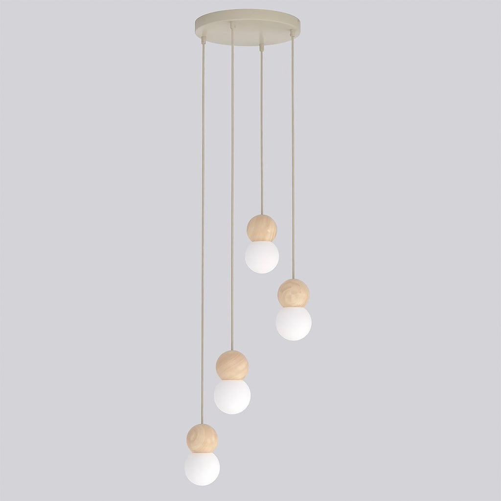 Beige hanglamp met vier snoeren op verschillende hoogtes, elk met een houten bol en een witte bolvormige kap