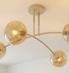 Plafondlamp gepoedercoat staal en glas Pregos, modern, beige met amber kappen, 4 lichtpunten – 60 x 60 cm, woonkamer