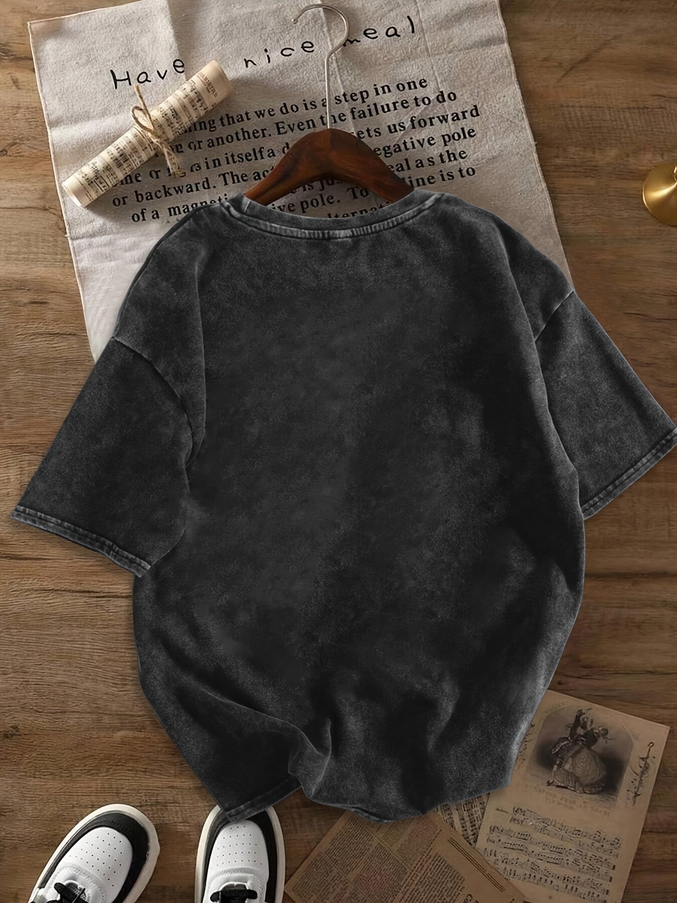 Women's Vintage T-Shirt with Cat and Ramen Print – Funny Graphic Shirt for Casual and Streetwear