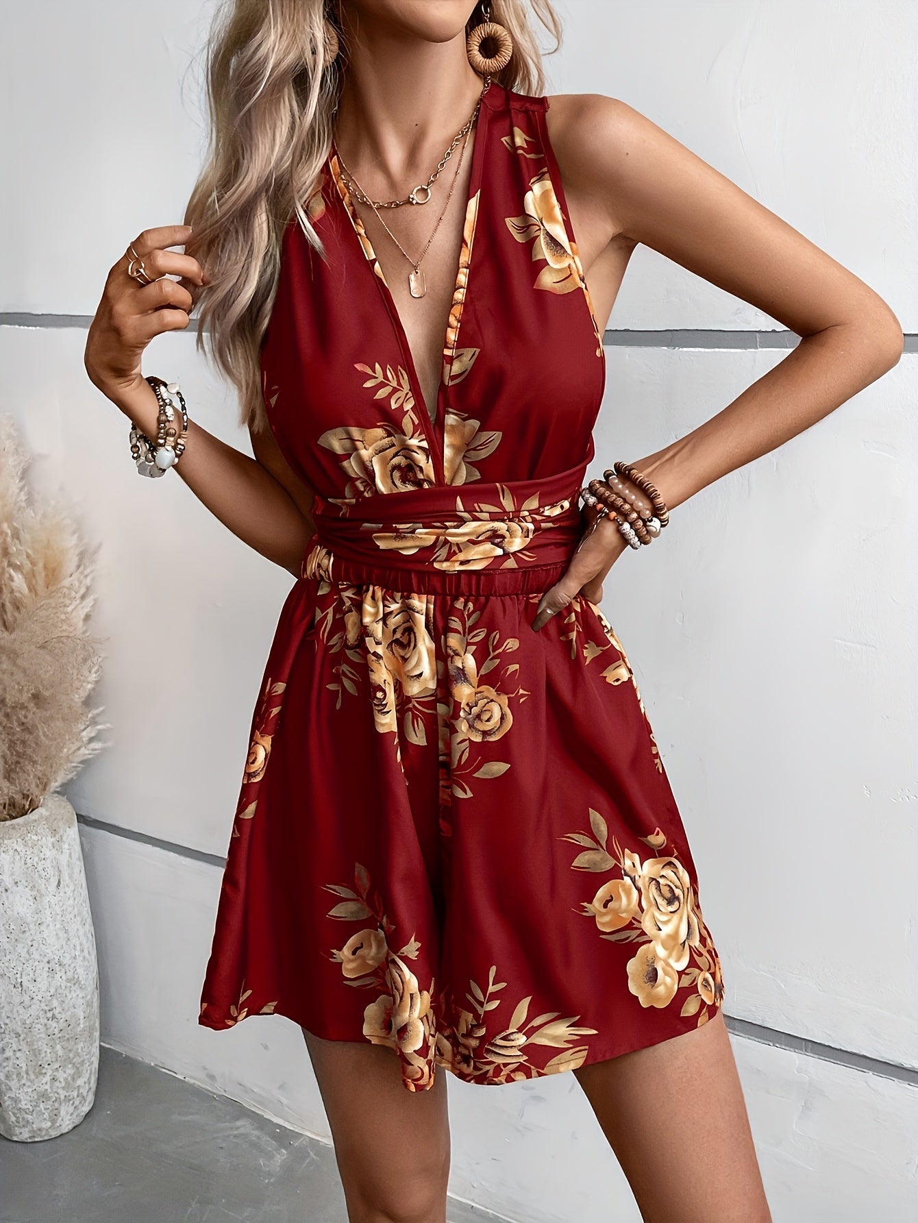 Women's jumpsuit with floral pattern and V-neck – Elegant and playful summer romper
