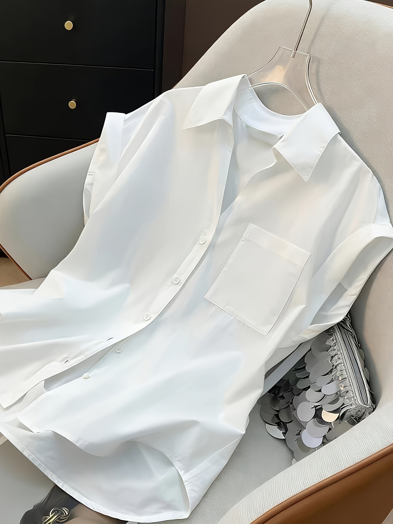 Women's blouse shirt with modern cut and chest pocket – Casual button-up shirt for office and everyday wear