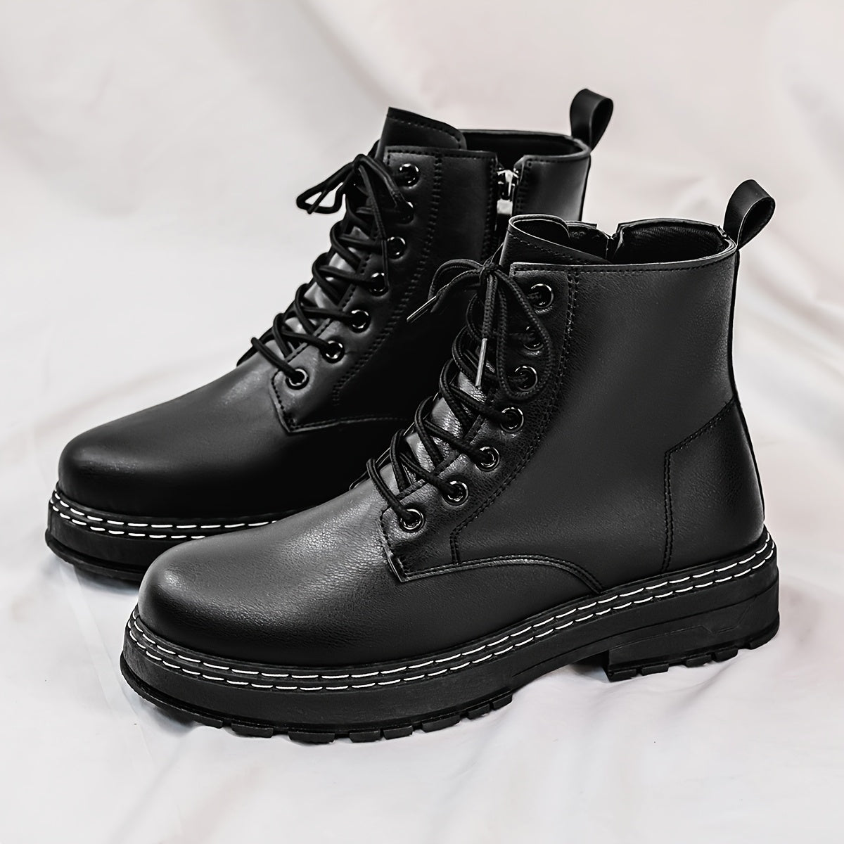 Schwarze Schnürstiefeletten mit dicker Sohle und Kontrastnaht