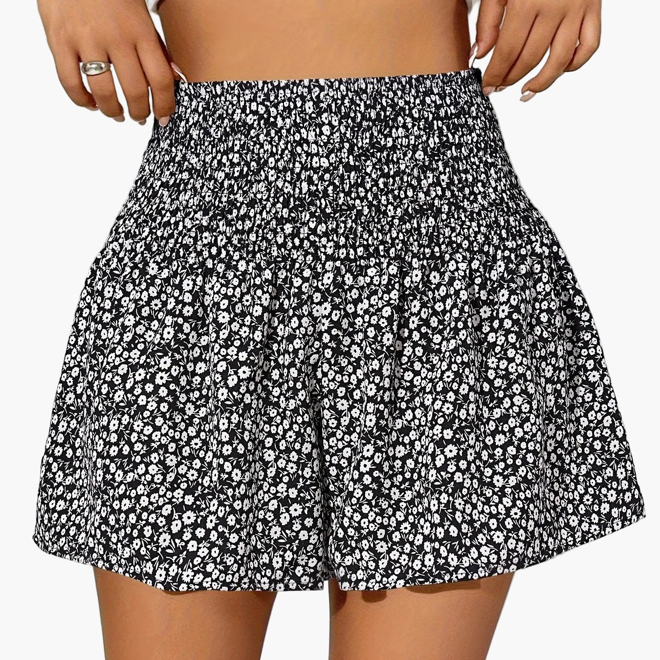 Women's summer shorts with floral pattern and smocked waistband – Casual high waist leisure pants