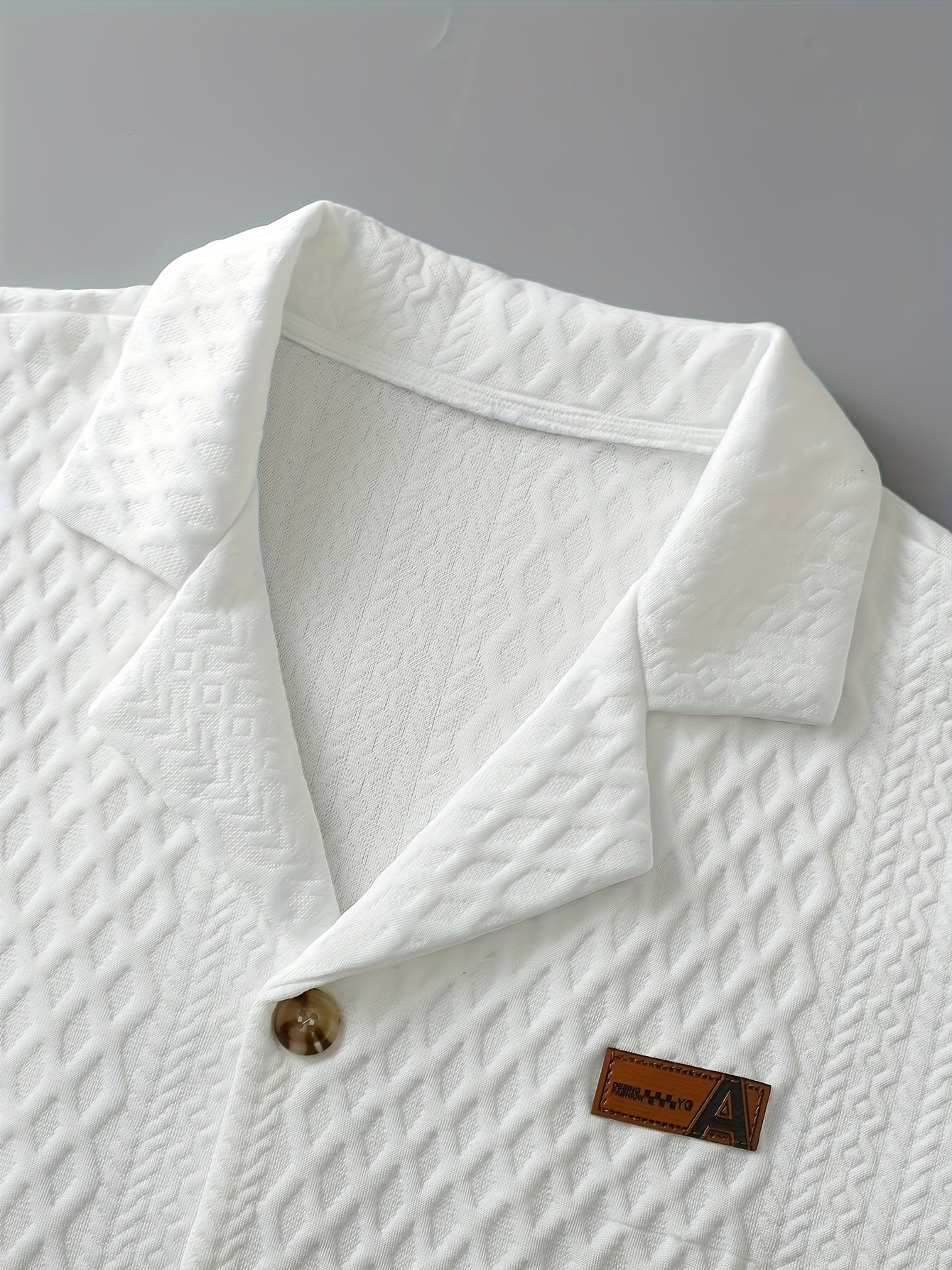 Men's short-sleeve shirt with textured pattern and notch collar – modern casual shirt for stylish occasions