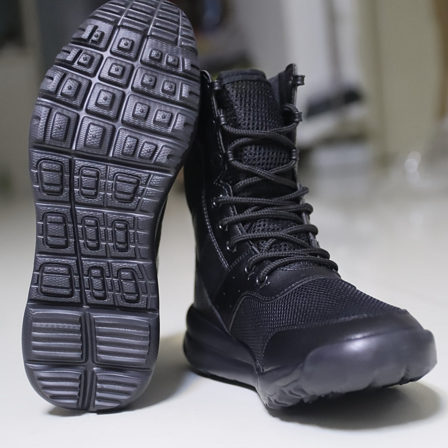 Hohe Schwarze Stiefel mit Schnürung und Netzdetails