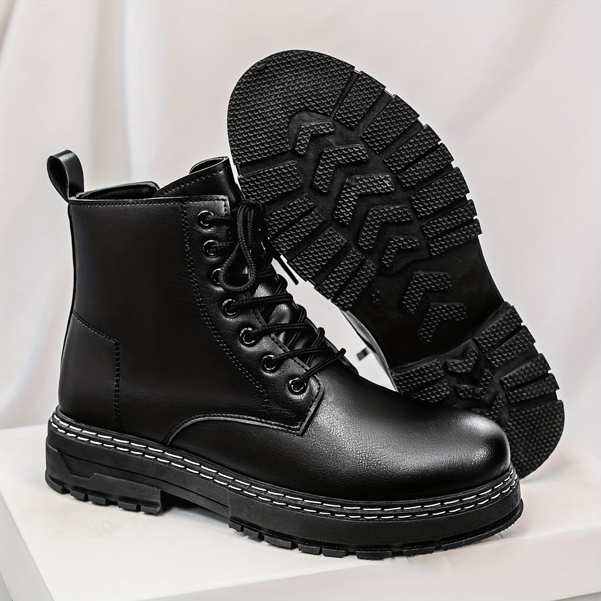 Schwarze Schnürstiefeletten mit dicker Sohle und Kontrastnaht
