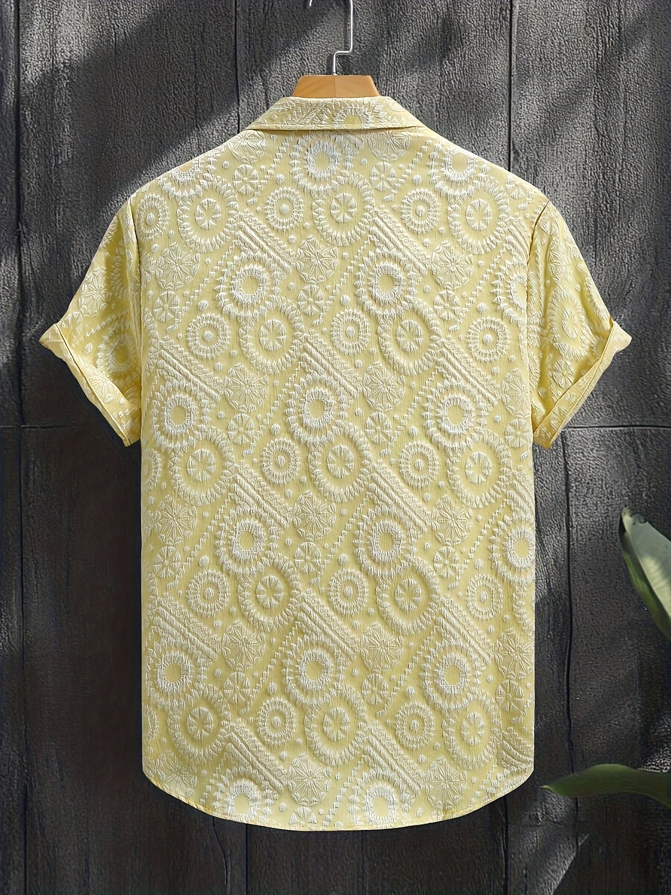 Men's Resort Short-Sleeve Shirt with Modern Medallion Pattern – Stylish Casual Shirt for Summer & Vacation