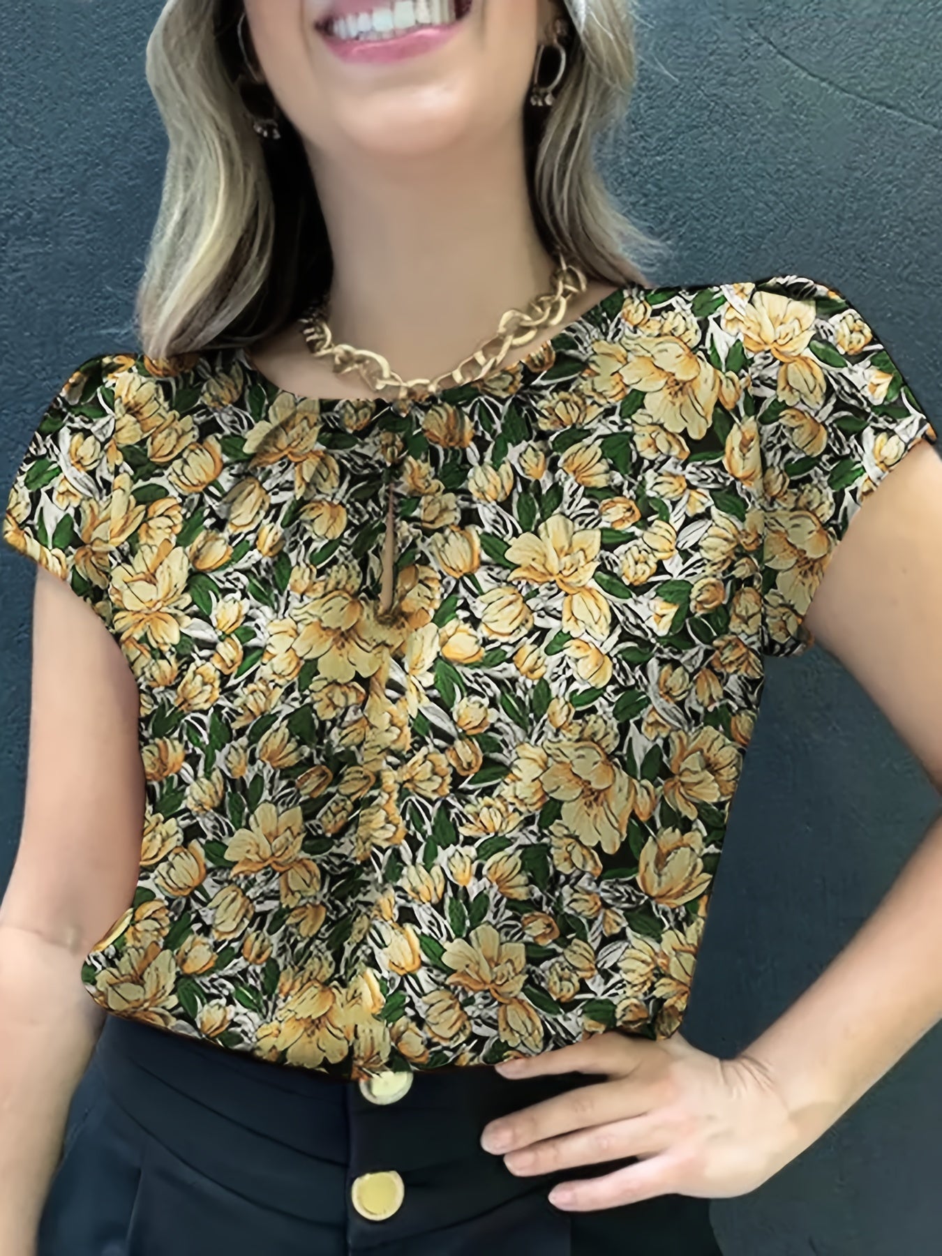 Women's blouse with floral pattern and short sleeves – Elegant style for office and leisure