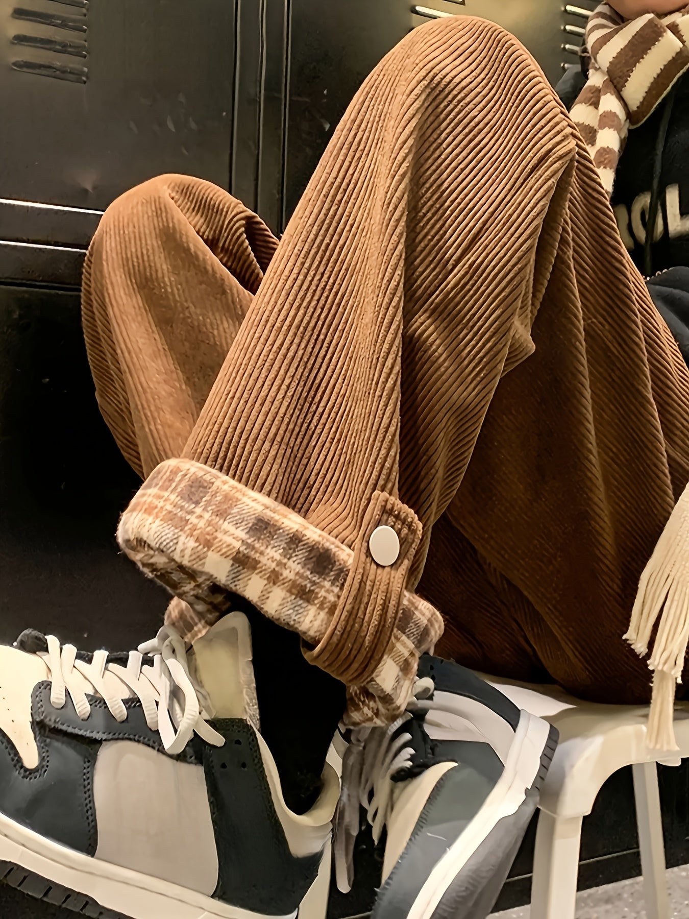 Corduroy trousers with a checked cuff – Wide fit, unisex