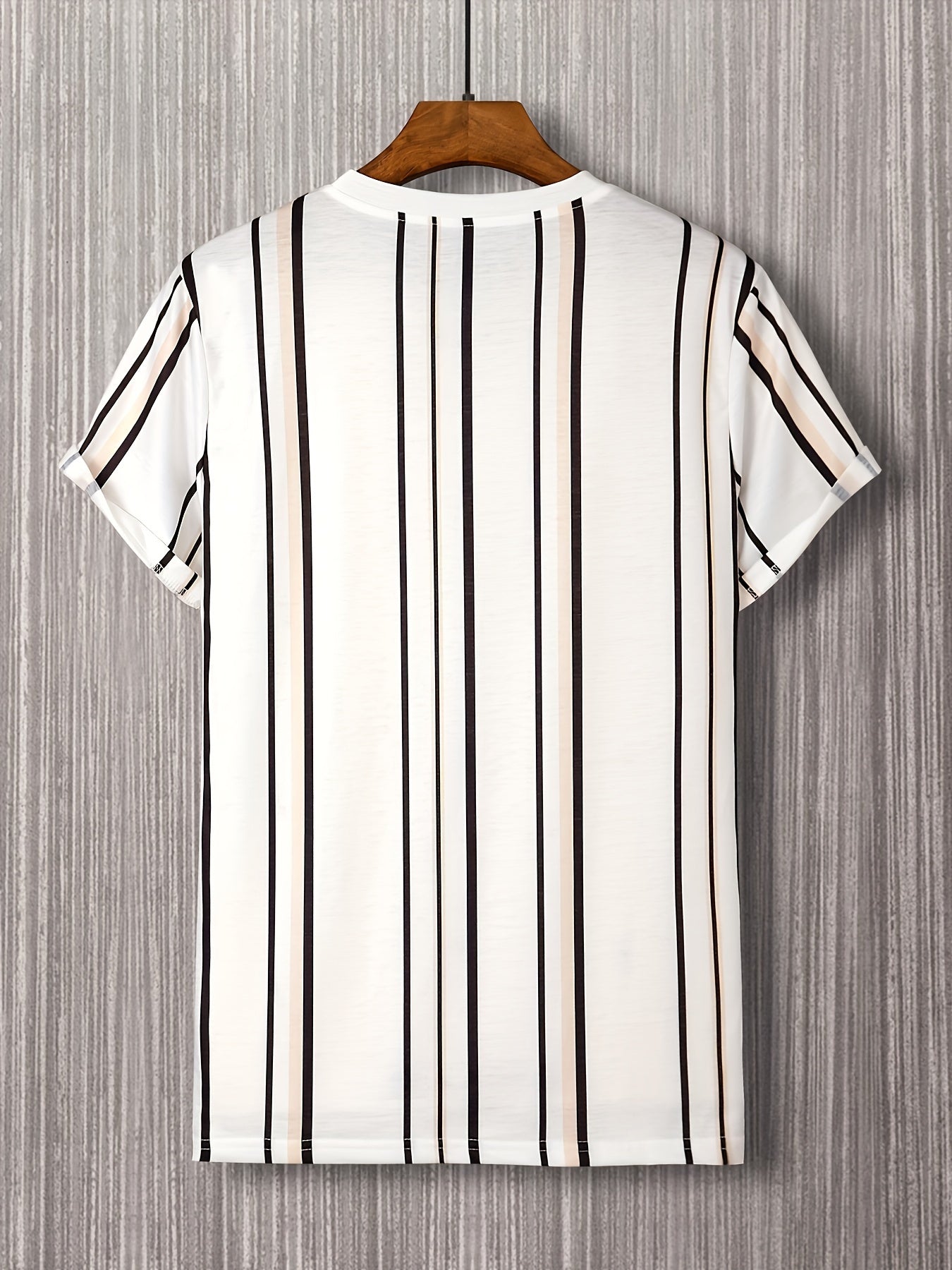 Men's T-shirt with vertical stripe pattern and modern print – Stylish casual shirt