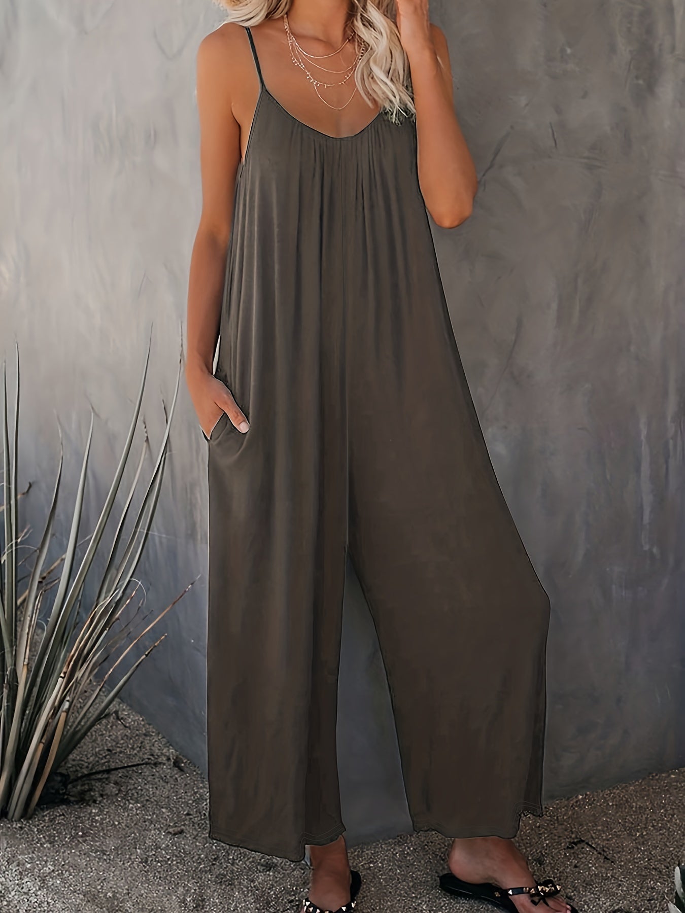 Women's jumpsuit with spaghetti straps and wide legs – Casual one-piece for spring and summer