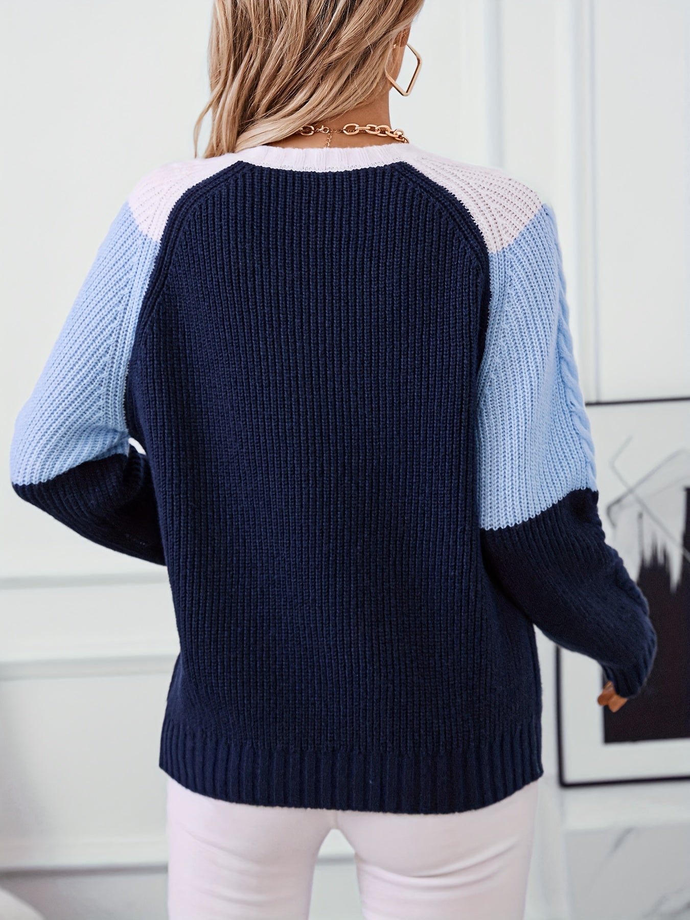 Women's knitted sweater, color-block cable-knit pattern, crew neck, white, light blue, dark blue