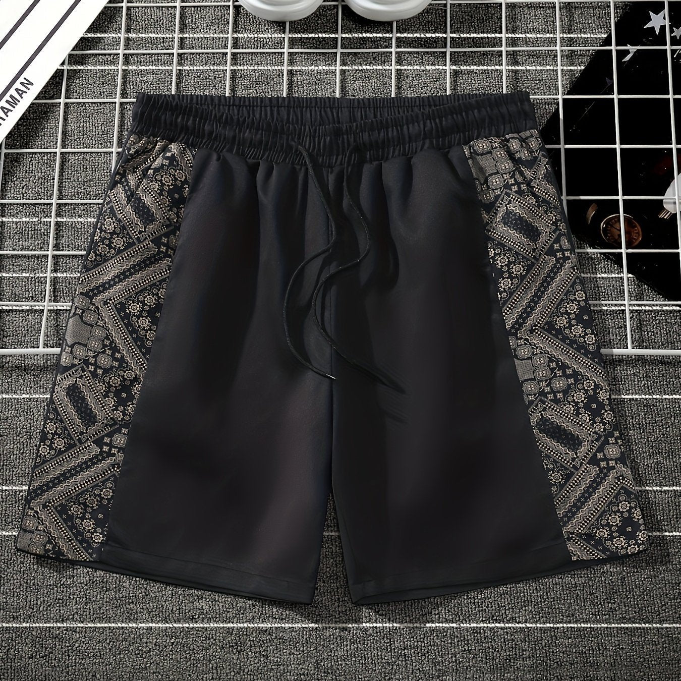 Men's streetwear shorts with graphic pattern and modern design – perfect for casual wear and urban style