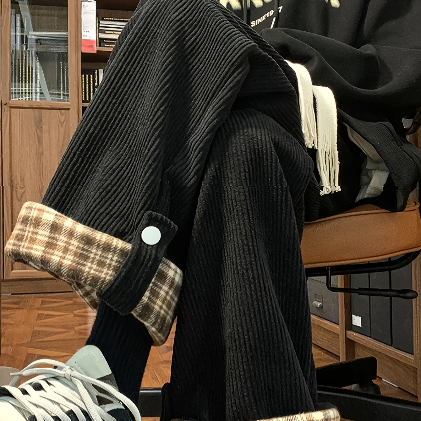 Corduroy trousers with a checked cuff – Wide fit, unisex