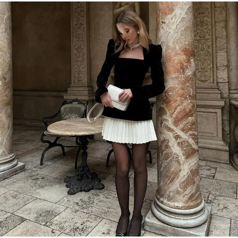 Denise – Langärmliges, plissiertes Samtkleid mit Farbblock