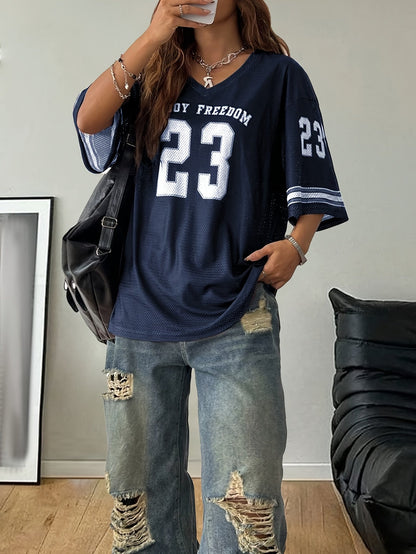 Women's streetwear oversized jersey shirt with number print and wide destroyed jeans – urban casual look