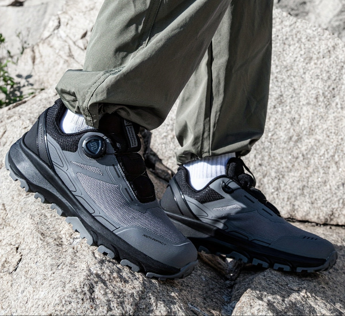 Men's hiking and trekking shoes with a twist-lock closure, non-slip outdoor sports shoes