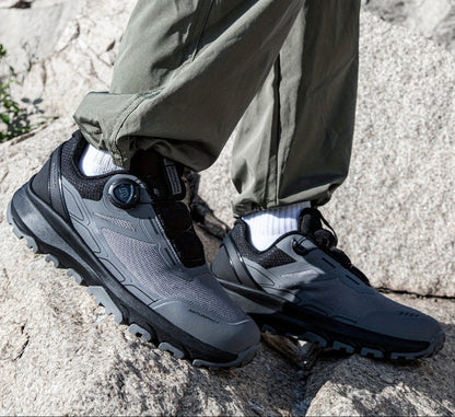 Men's hiking and trekking shoes with a twist-lock closure, non-slip outdoor sports shoes