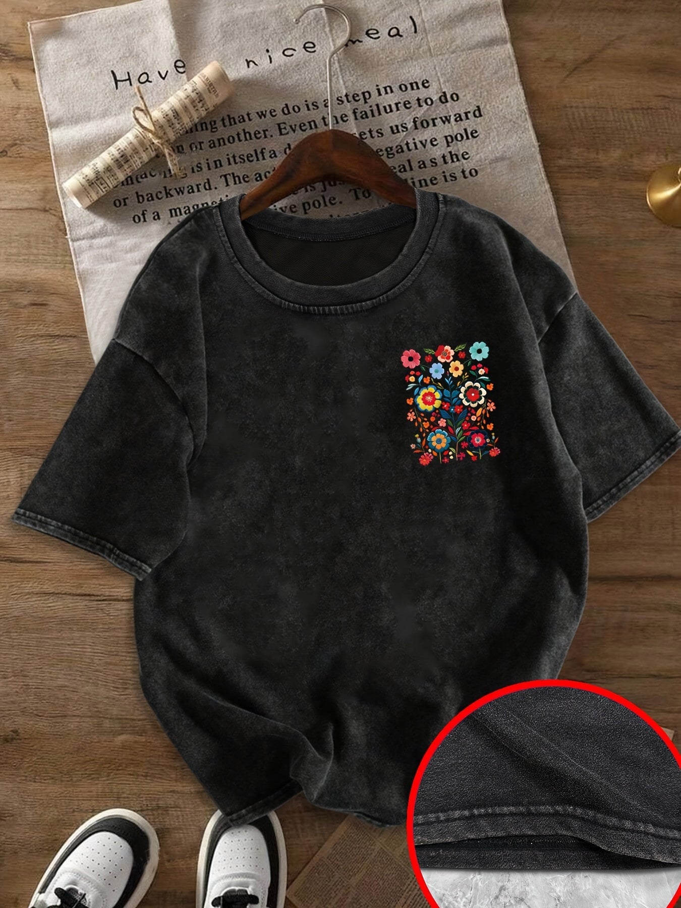 Women's T-shirt with colorful floral print in a casual style – Perfect for everyday wear and leisure