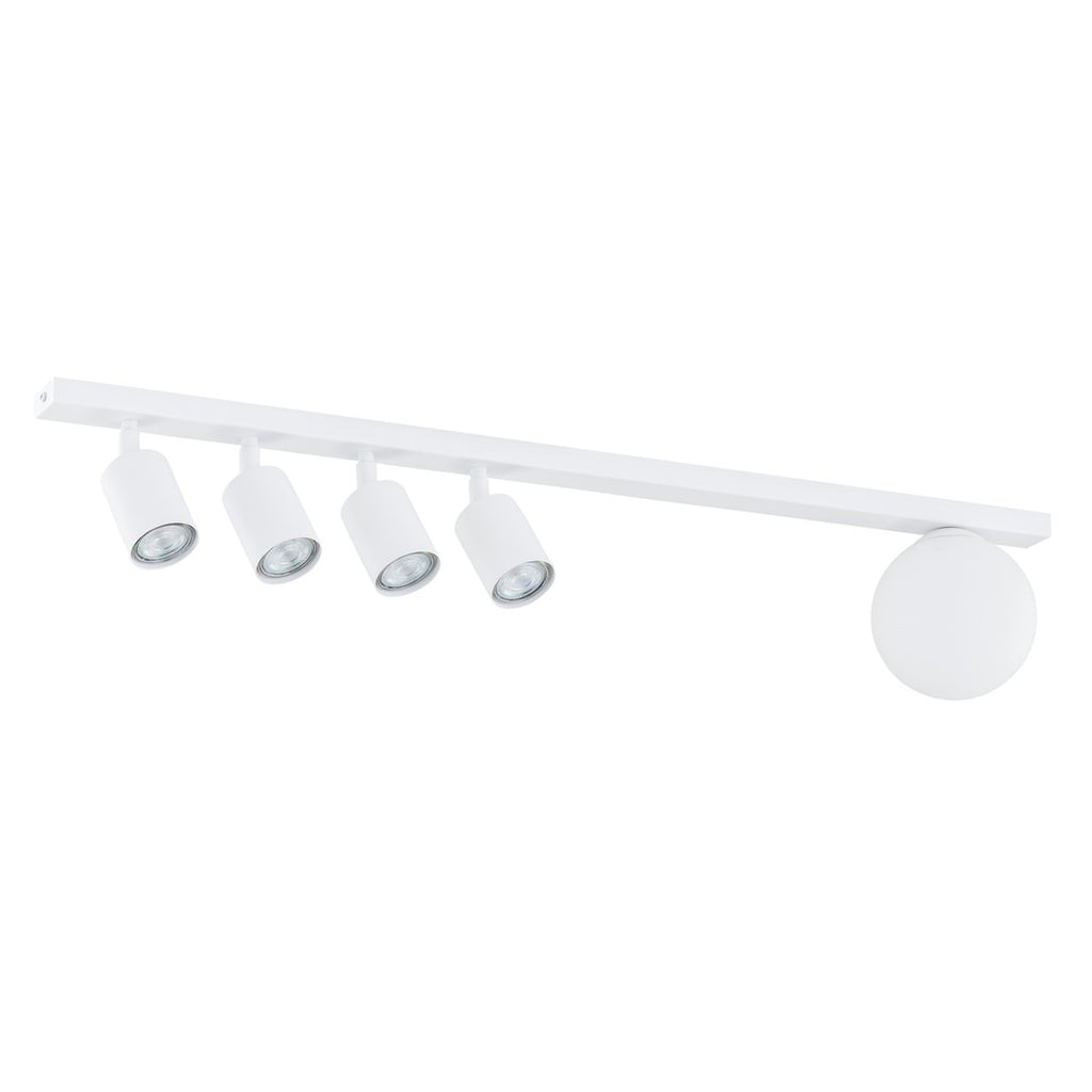 Witte plafondlamp met vier spots en een ronde glazen kap aan een smalle balk