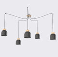 Zwarte hanglamp met vijf stalen kappen met houten accenten aan een spider-ophanging met houten plafondplaat