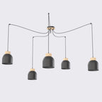 Zwarte hanglamp met vijf stalen kappen met houten accenten aan een spider-ophanging met houten plafondplaat