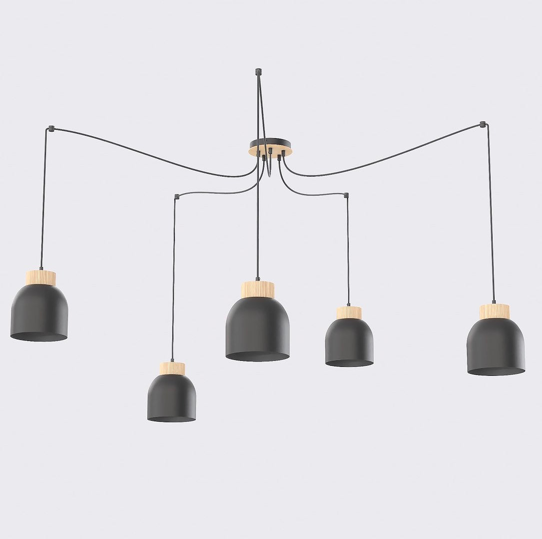Zwarte hanglamp met vijf stalen kappen met houten accenten aan een spider-ophanging met houten plafondplaat