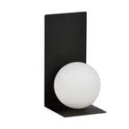 Zwarte wandlamp met rechthoekige stalen plaat en ronde witte glazen kap