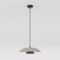 Beige hanglamp met brede koepelvormige kap en zwart middenstuk, opgehangen aan een dun zwart snoer