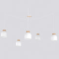 Witte hanglamp met vijf kappen met houten rand aan een spider-ophanging op verschillende hoogtes