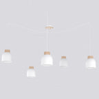 Witte hanglamp met vijf kappen met houten rand aan een spider-ophanging op verschillende hoogtes